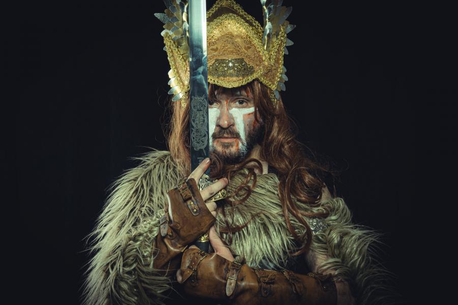 Foto af mand klædt ud som en slags viking med pels og skindtøj