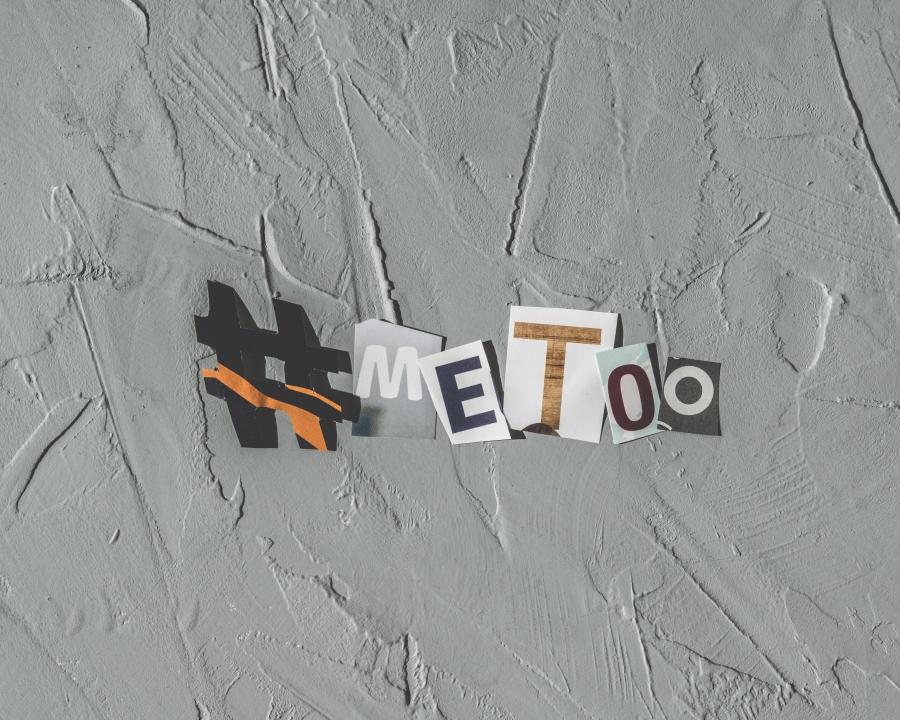 bogstaver revet fra papirtekster samlet til teksten #METOO