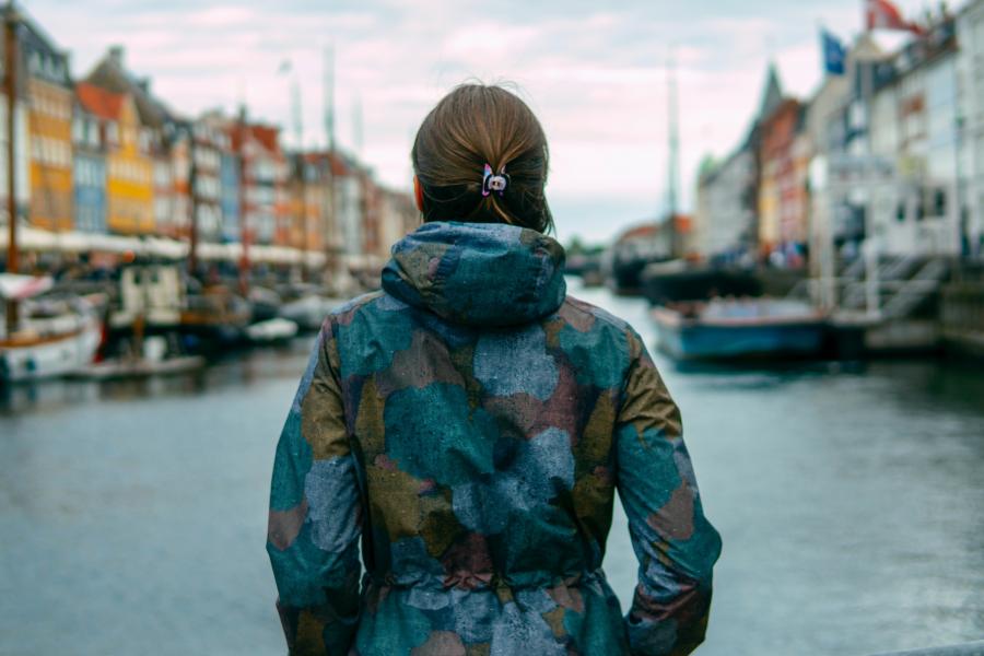 Kvinde der kigger ud over Nyhavn