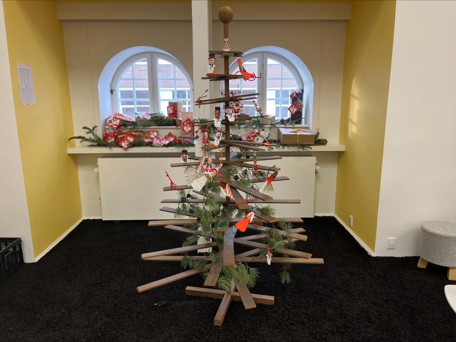 juletræ af genbrugstræ med hjemmelavet pynt og bæredygtig pakkekalender