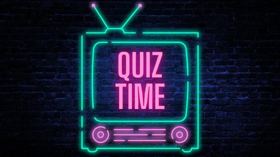 Ordet quiz time med pink neonskrift på et tegnet fjernsyn i turkis på en baggrund af en mørkeblå murstensvæg