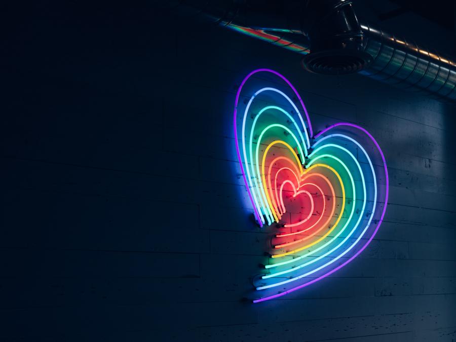 hjerte af lysstofrør i regnbuens farver