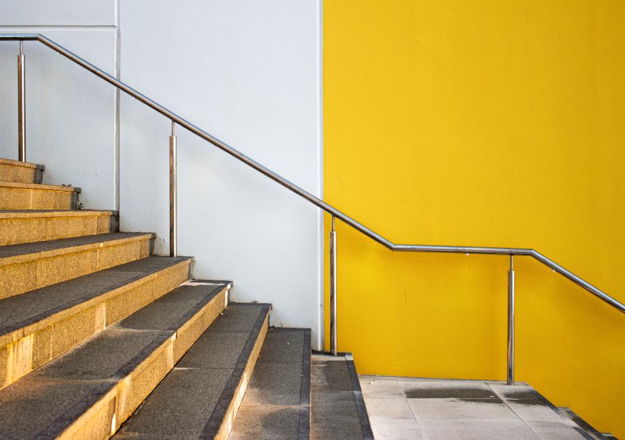 Trappe med gelænder, gul baggrundsfarve